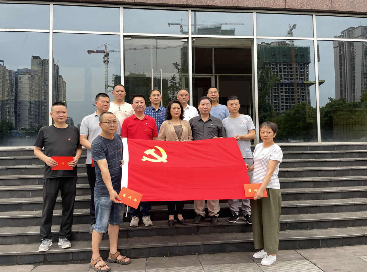 建黨百年送關(guān)懷 七一慰問暖人心 ——市鐵路集團黨委組織開展“七一”前夕走訪慰問生活困難黨員活動.png