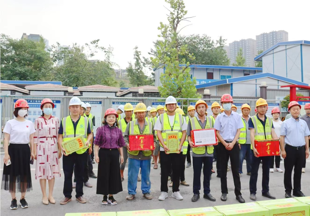 重慶交通開投集團(tuán)財(cái)務(wù)總監(jiān)周俊勇深入城軌快線建設(shè)一線開展高溫慰問(wèn)活動(dòng)5.png